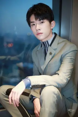 华灯初上,千玺倚窗而坐,身上西装与昨日相比更富有成熟魅力,轮廓鲜明