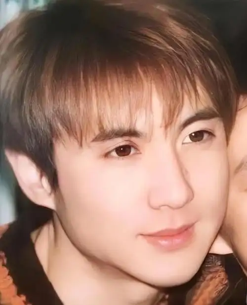 "军艺校草"遭遇尴尬!沈腾撞衫宋江,以为是亲子装!