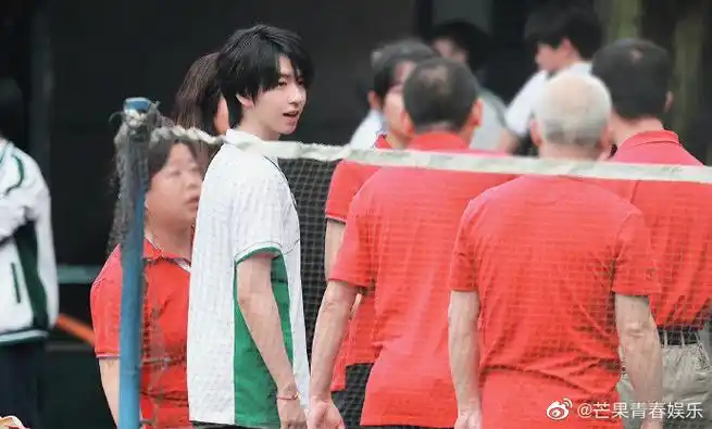 贺峻霖回校拍毕业照#呜呜是限定高中生贺峻霖了 ,穿着校服的贺峻霖