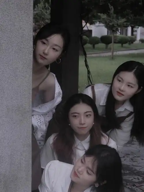 没有摄影师也能搞定的宿舍四人照