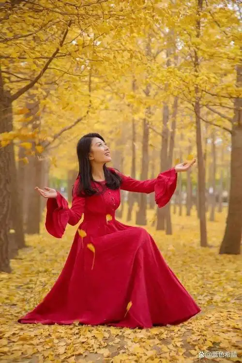 秋色斑澜好风景,姐姐阿姨拍人像不会摆姿势怎么办?看着示例图学起来.