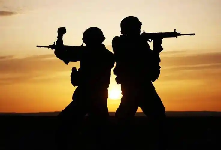 是那么严肃,隽永,正直,刚硬顶天立地的男儿背影夕阳西下见证着军人