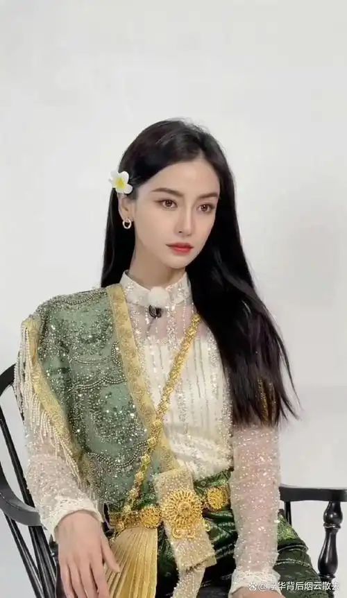 安吉拉宝宝真的指的是太美了,尤其是她最近的甜橙蝴蝶妆,可以说也是她