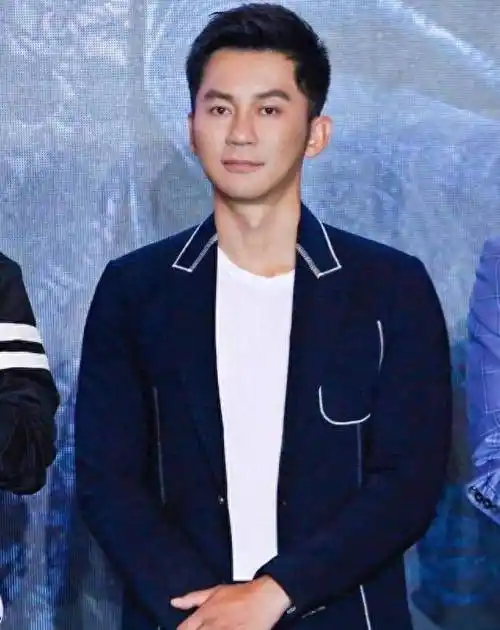 52岁闫妮与44岁李晨公布恋情:两次私人会面照片被泄露引发热议_时尚