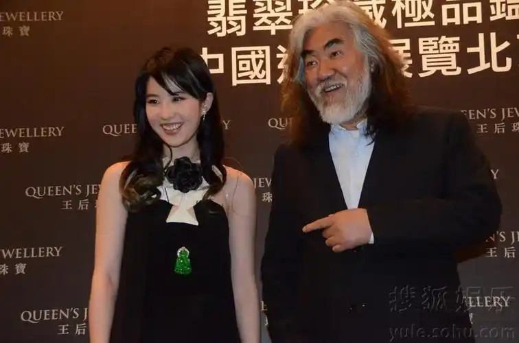 刘亦菲戴亿万翡翠惊艳亮相 与张纪中玩自拍(组图)
