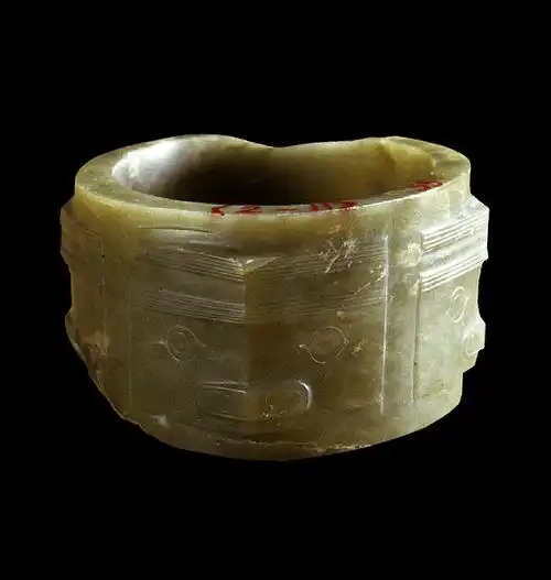 安徽含山凌家滩揭示中国玉璜文化的起源