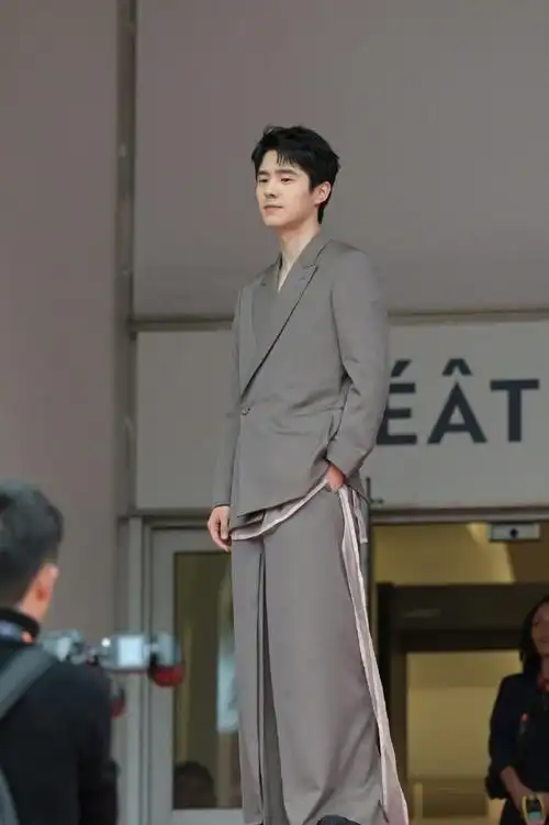 刘昊然粉色飘带西装##燃冬戛纳首映