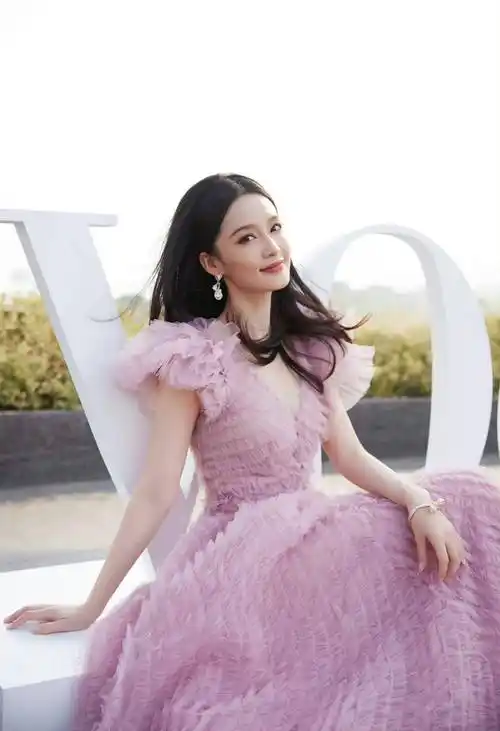 明星李沁魅力合集:天生丽质,娇艳动人