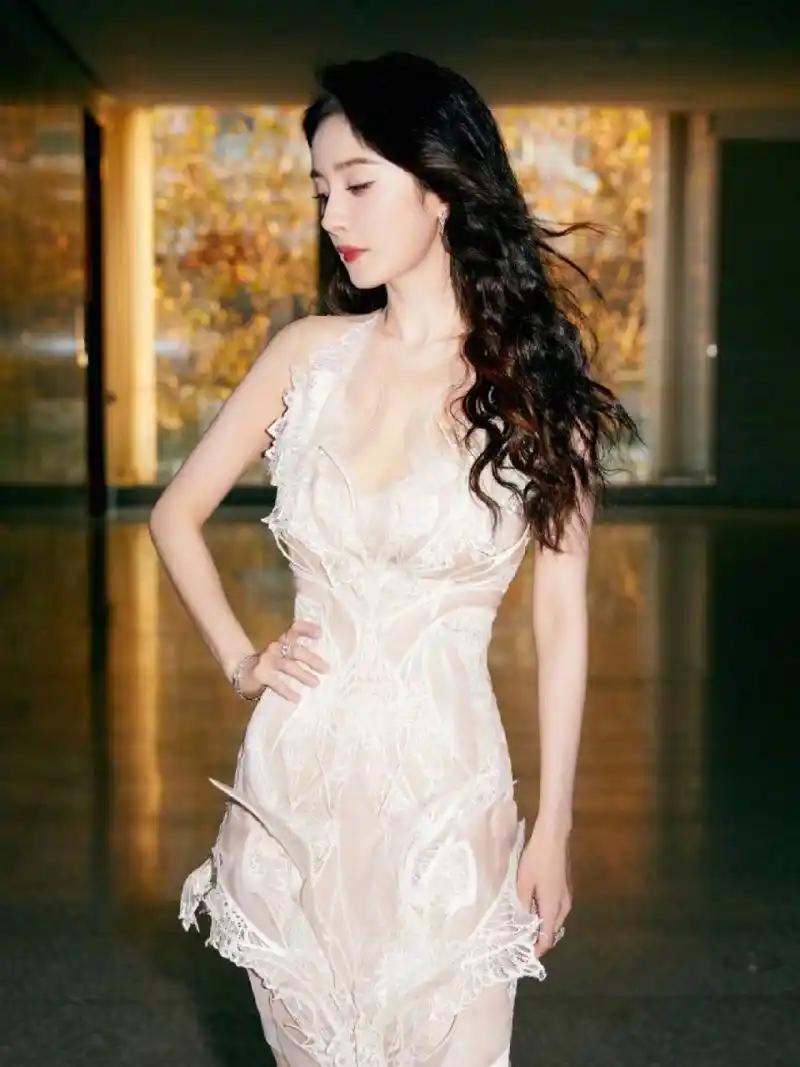 星光杳杏,薄纱萦绕, 杨幂身着白色羽毛蕾丝连衣裙, 若隐若现曼妙身材