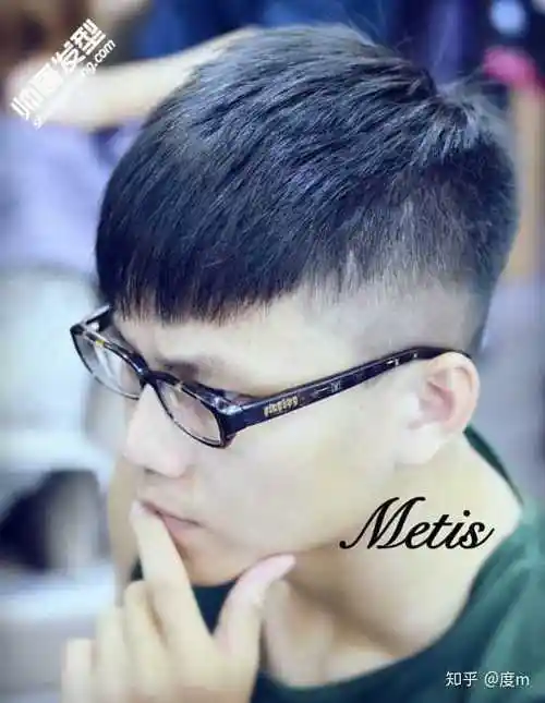 这个应该是初高中男生最普遍的发型了吧,中间长两边短,短刘海