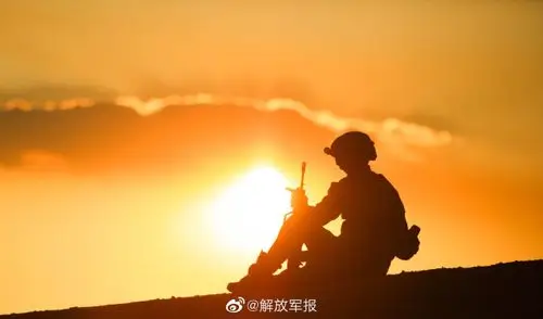 帅夕阳下士兵剪影