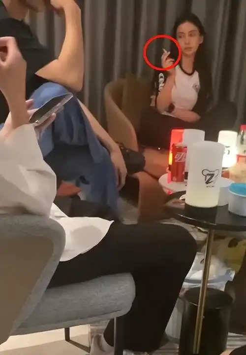 angelababy抽烟被拍!吞云吐雾姿势娴熟,素颜出镜五官精致