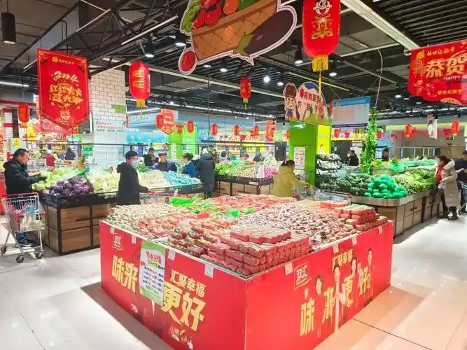 超市里节日氛围浓厚(梁骁 摄)走进崆峒区新世纪超市新民店能看到,新鲜