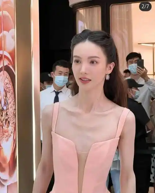 被路人拍到的金晨素颜照惊到,瘦得像竹杠,巫婆鼻太显眼_鼻子_唐人_身