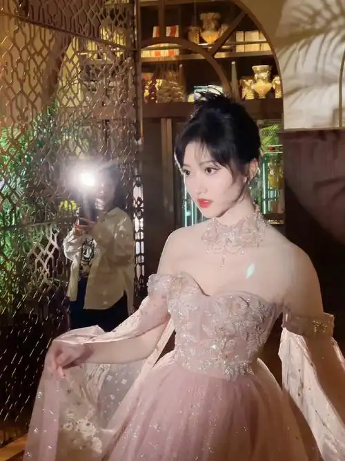 景甜香槟色闪片公主裙##景甜淡粉闪钻纱裙##景甜纱裙公主