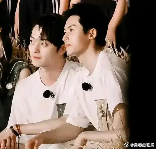 张哲瀚,许凯(代表作《延禧攻略》中饰演富察傅恒)一起在三亚录《奔跑