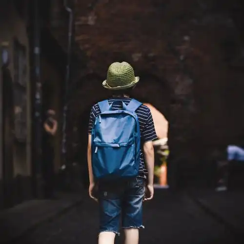 背影 戴帽子照片