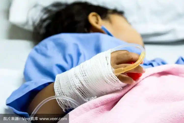 生病住院的小女孩的手