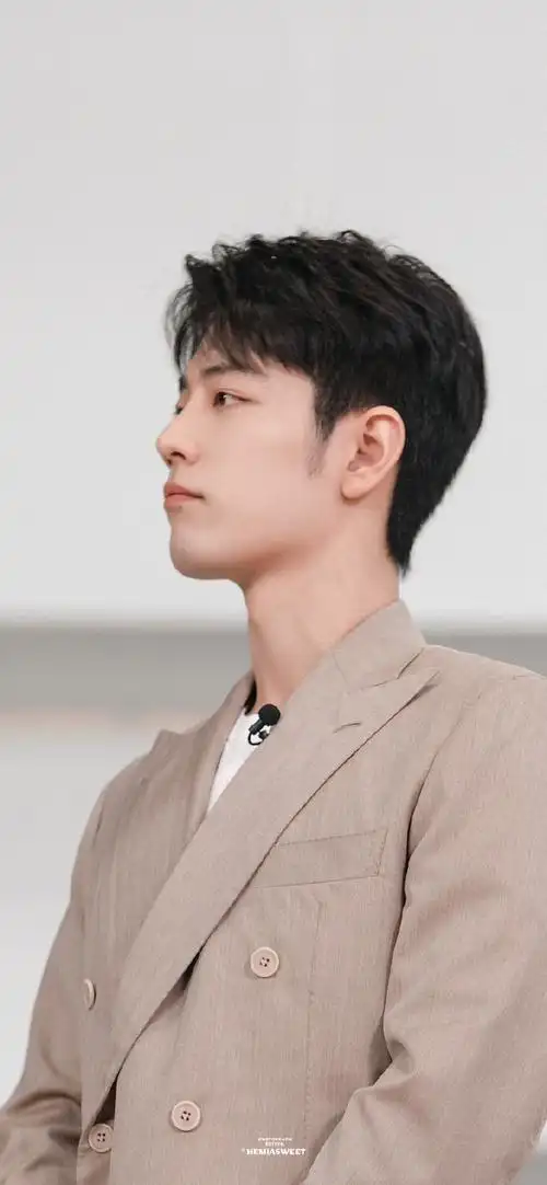 肖战的那年今日##和肖战点亮微博之夜#帅小子表情真丰富,帅气又可爱