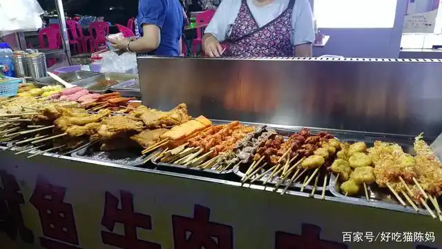 麻辣烫,炸串串,街边的小吃摊,承载了多少打工人的记忆?