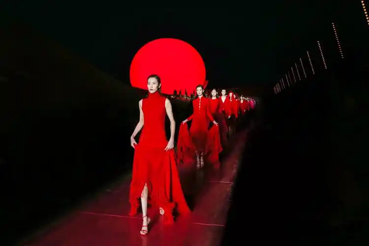 9月29日,erdos(鄂尔多斯)于库布齐沙漠举办2021秋冬时装秀.