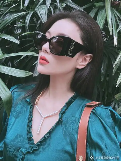 张馨予墨镜#张馨予分享新随拍戴墨镜的姐姐好漂亮#张馨予绿裙