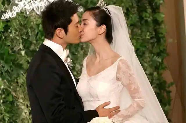 黄晓明&杨颖离婚?起初两人般配的黑白配情侣装,"骗"了多少人_腾讯新闻