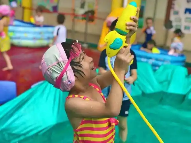 缤纷夏日,戏水童年——上金瓯幼儿园玩水活动_梁海燕_水枪_孩子