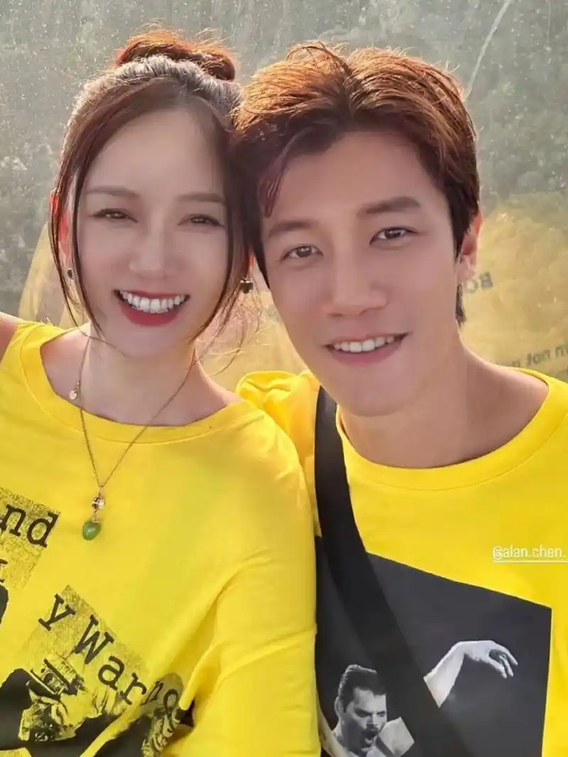 陈乔恩和老公艾伦一起重游定情地,两个人穿着情侣装甜蜜秀恩爱,从照片