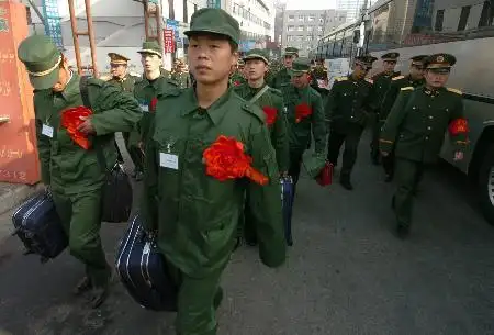 图文:〔社会〕驻疆部队2006年首批退伍战士返乡