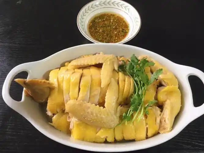 一次寄几做白切鸡看着还行,自己炖鸡,然后自己砍鸡刀工和摆盘还可以吧