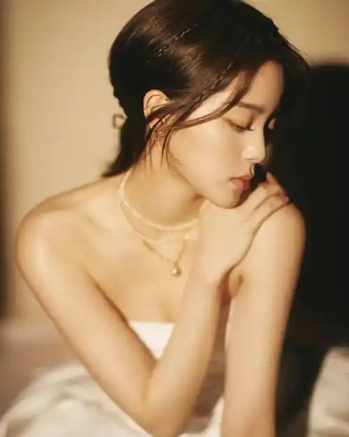 欧阳娜娜晒光影随拍 穿白色抹胸裙 香肩半露 纯欲风拉满_大提琴_写真