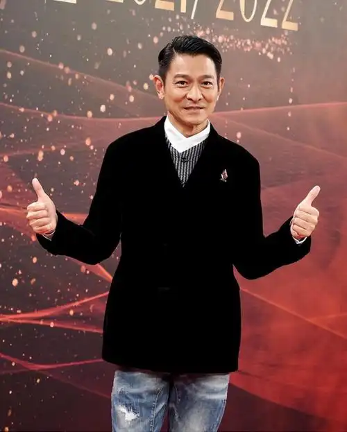 60岁刘德华现身金曲奖典礼!西服牛仔裤玩混搭,手捧奖杯紧抿嘴唇插图