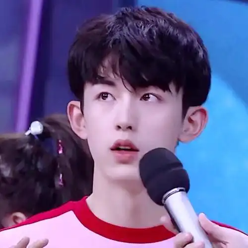 郭俊辰头像抱图简介