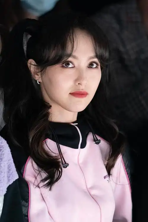 超甜!唐嫣双马尾穿粉色运动装可爱俏皮