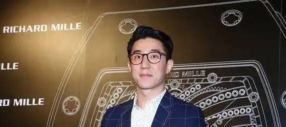 原创原创37岁房祖名近照曝光穿着低调且朴素胡子拉碴不修边幅太接地气