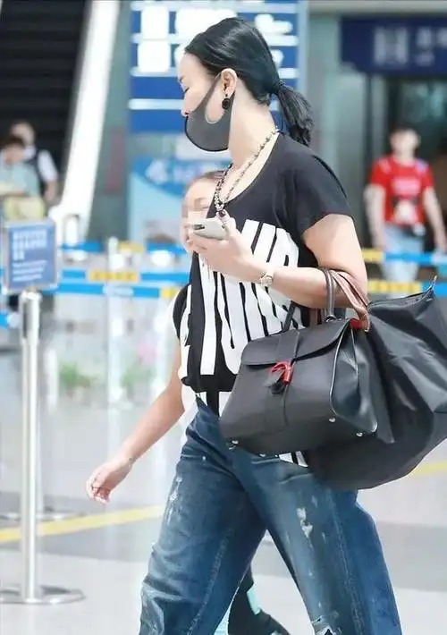 那英一家罕见亮相老公穿t恤也藏不住油腻感她拎名牌包超霸道