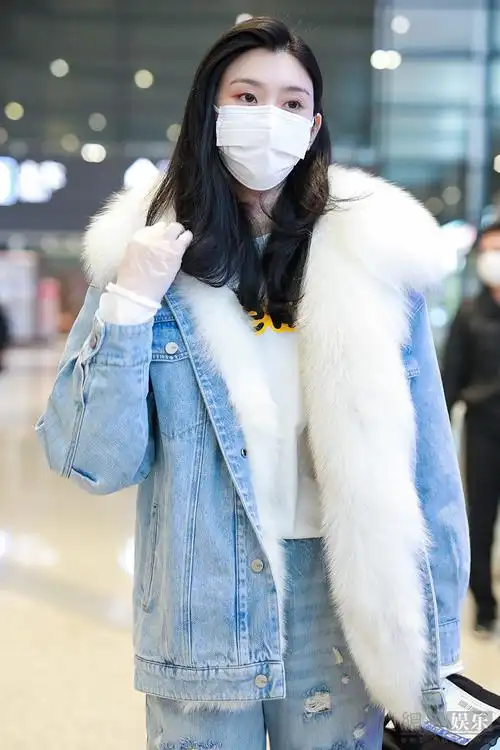 奚梦瑶穿牛仔套装长腿吸睛 戴橡胶手套防疫