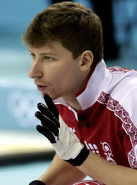 图文:[冬奥]男壶9-6俄罗斯 俄罗斯队长安德烈