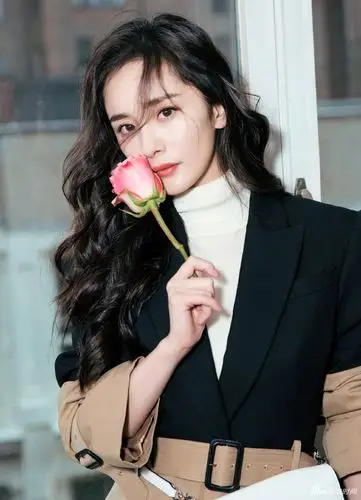 杨幂空降纽约时装周 与肯豆维罗同框亮相不输气场