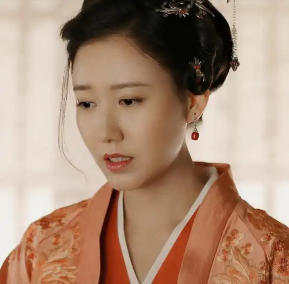 1999年,高露出演了她人生的第一部电视剧《如梦年华》正式进入演艺圈