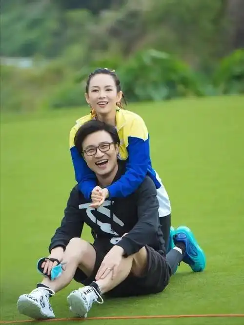 章子怡汪峰街头秀恩爱,手伸老公脖子里取暖,让网友直呼太腻歪!