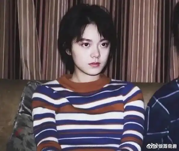 赵今麦小时候可以算是可爱天花板吧!__财经头条
