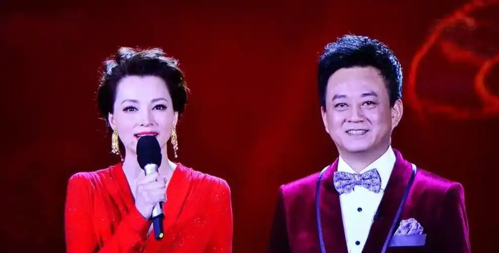 卷入被朱军骚扰传闻,67知情人曝董卿私下回应:很生气但毫无办法