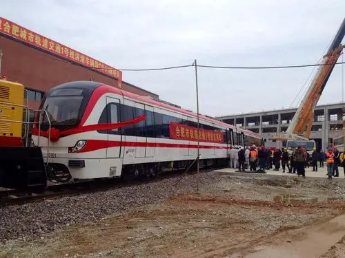 地铁一号线列车11月28日,合肥地铁1号线首列列车已抵达滨湖车辆段,从