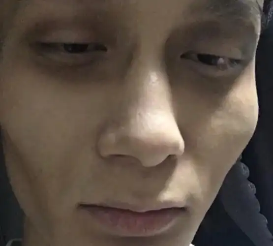 四川一大学生化"虚弱妆",食堂阿姨手不抖了,其他学生纷纷模仿