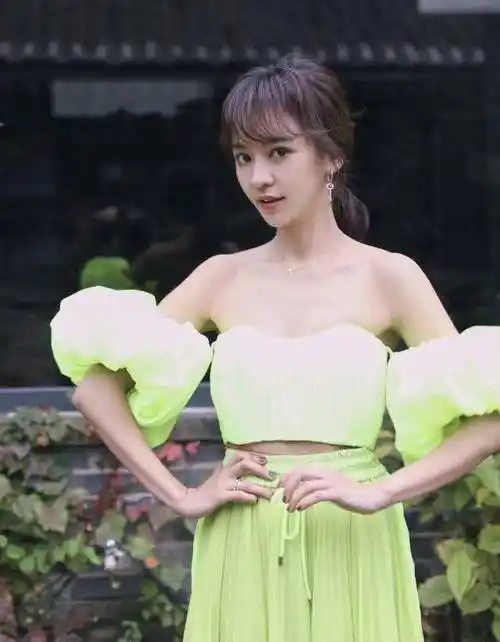 陈意涵久违数年后出镜,看清她老公的颜值,直呼"美女与野兽"_少女_身材