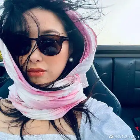 朱珠分享九宫格出游美照一袭白裙对镜甜笑状态超好