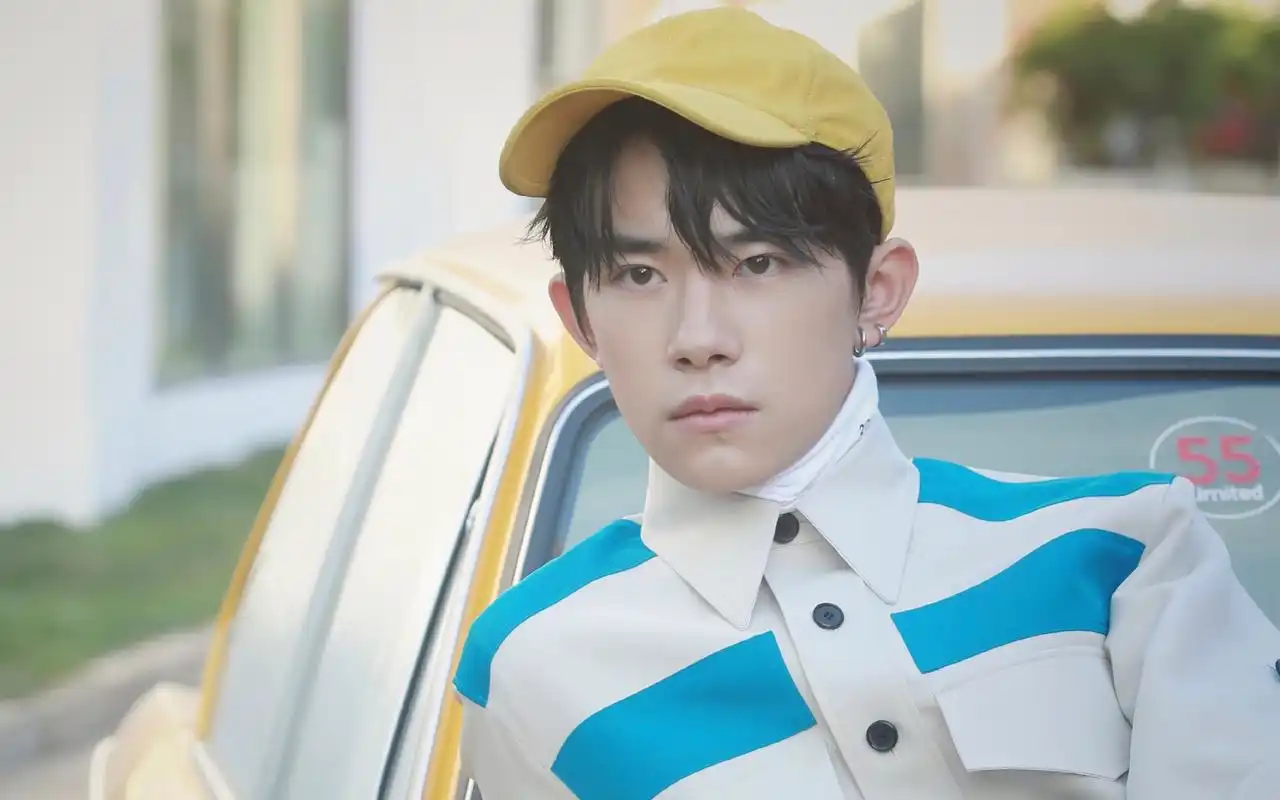 易烊千玺最新时尚街拍壁纸_新生代偶像艺人