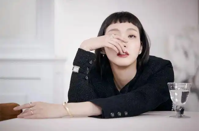 金高银再剪超短齐刘海 造型简约高级感十足